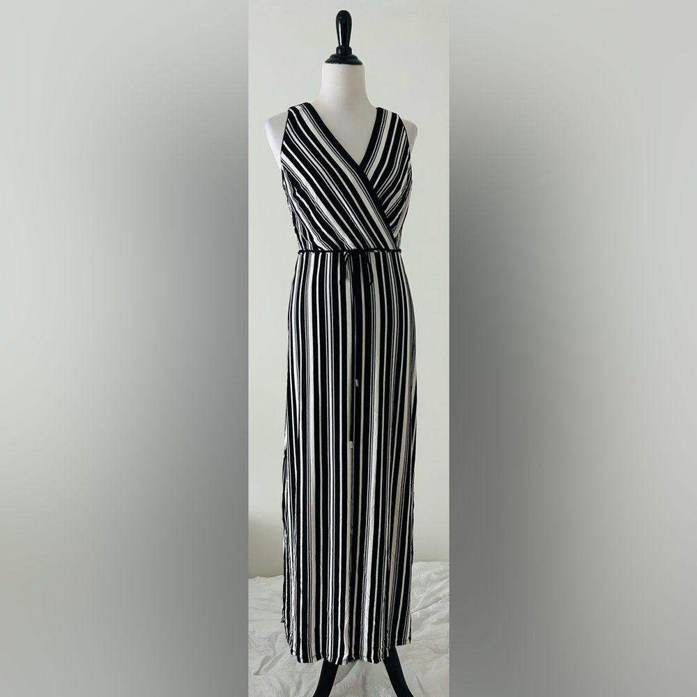 White House black market 8 Black White Striped casual effortless Maxi Dress